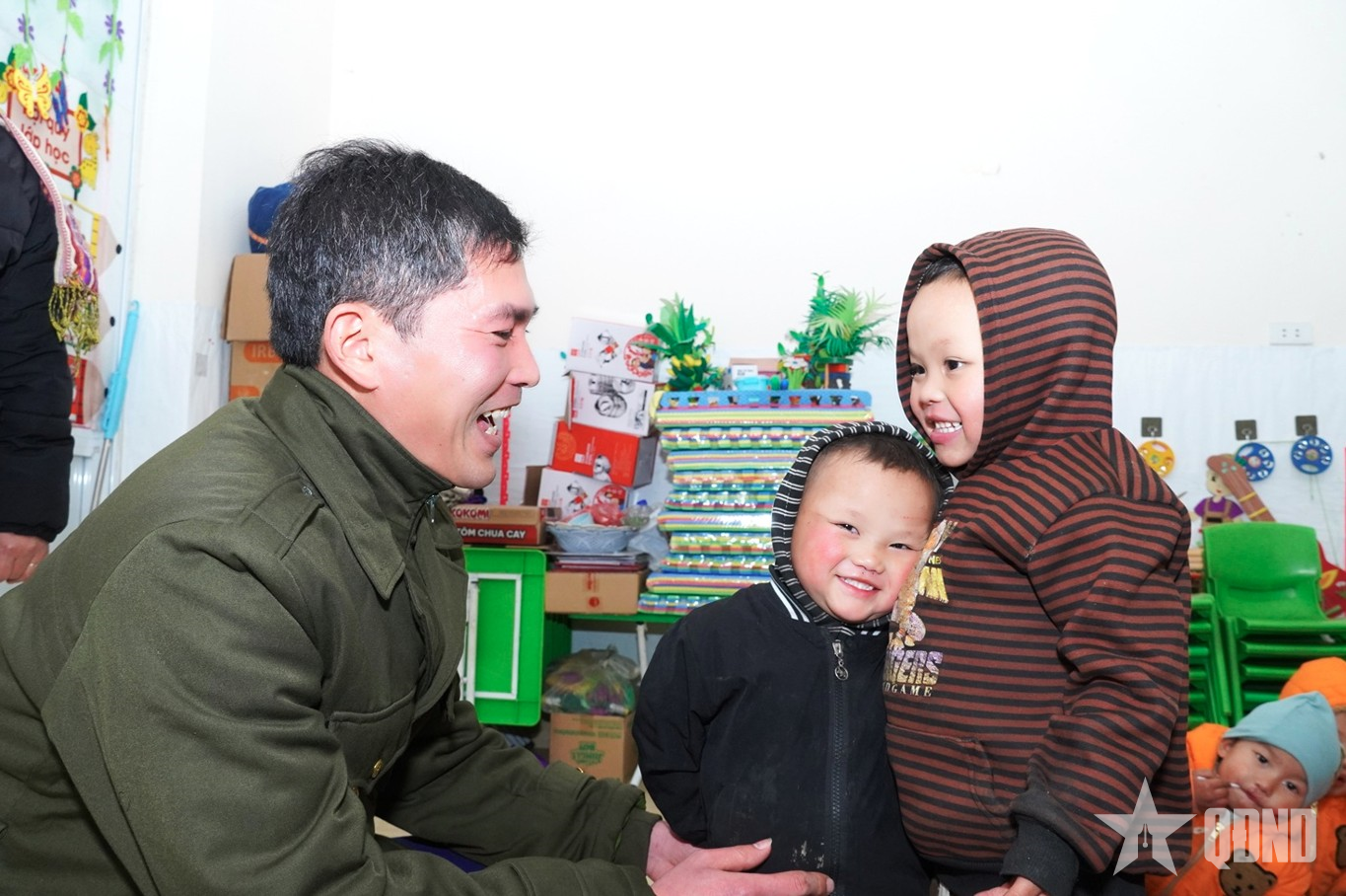 Giữ ấm cho học sinh vùng biên giới Tuyên Quang những ngày rét đậm dưới 3 độ C